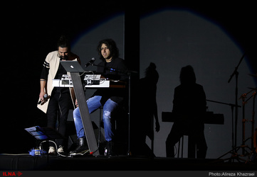 اجرای امیر عباس گلاب در سومین شب جشنواره موسیقی فجر 1