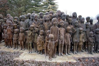 یادبودی برای 88 کودک کشته شده در یک روستا ): 1