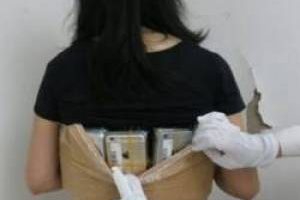 جاسازی 102 گوشی روی بدن این زن قاچاقچی (عکس) 