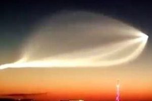 مشاهده نور عجیب در آسمان روسیه هنگام بازیهای جام جهانی (عکس) 1