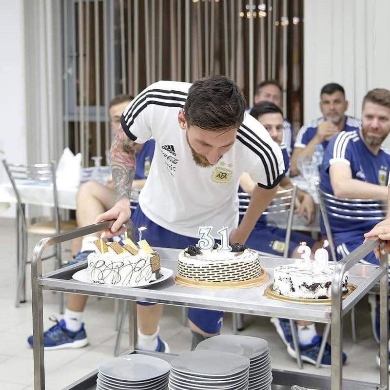 جشن تولد مسی در روسیه با کیک هم قد خودش ( تصاویر ) 1