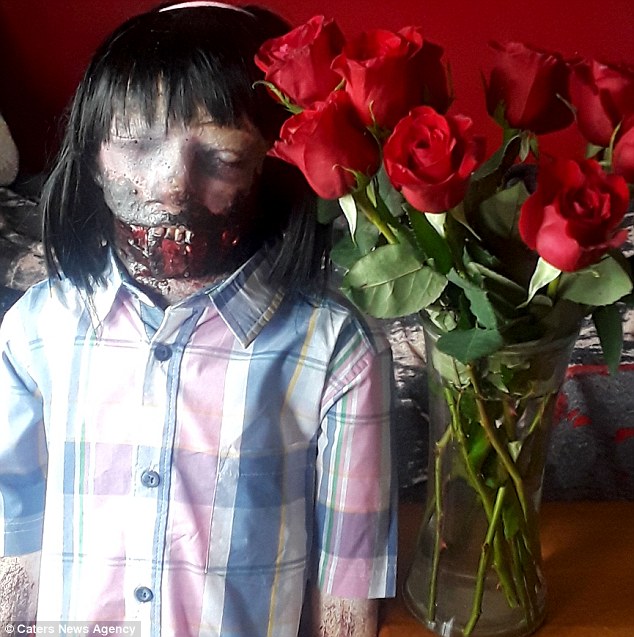 عشق عجیب یک دختر به عروسک زامبی (عکس) 