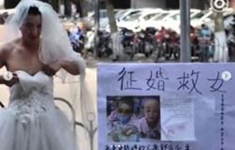 ماجرای دردناک مردی که هر روز لباس عروس میپوشد (عکس) 