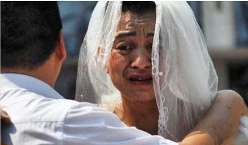 ماجرای دردناک مردی که هر روز لباس عروس میپوشد (عکس) 1