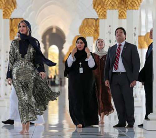 حضور ایوانکا ترامپ با حجاب مانتو و روسری در مسجد (عکس) 1