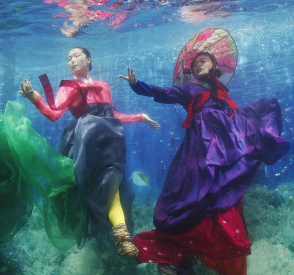 جشنواره مد دختران در زیر آب(عکس) 1