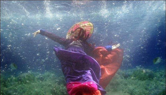 جشنواره مد دختران در زیر آب(عکس) 1