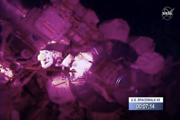 آینه فضانورد ناسا در فضا رها شد 1