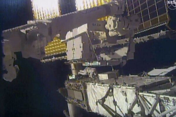 آینه فضانورد ناسا در فضا رها شد 1