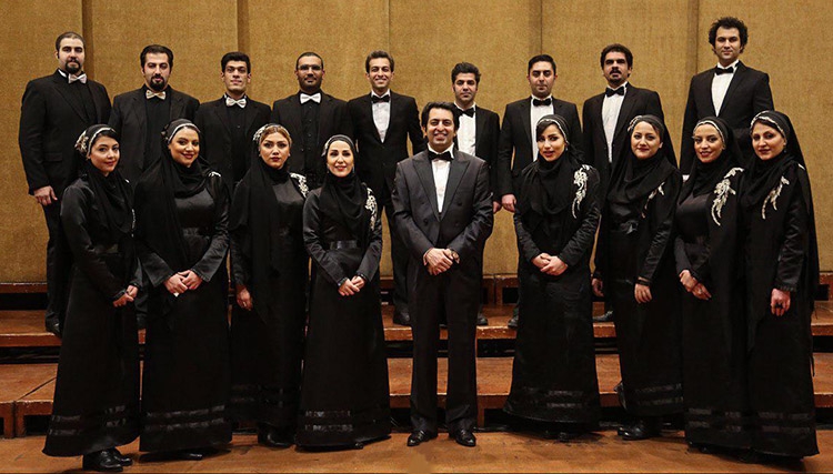 اجرای گروه آوازی تهران در سی‌وچهارمین جشنواره موسیقی فجر 1