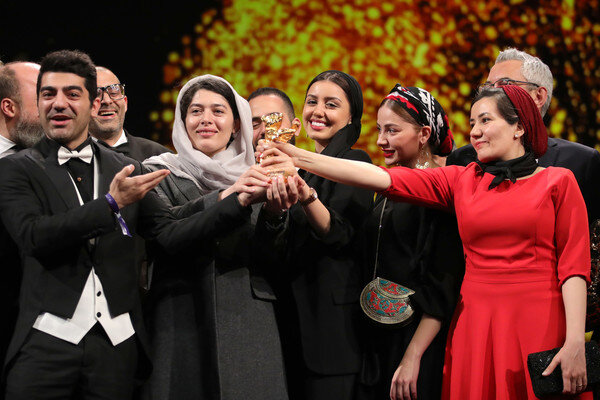 خرس طلایی جشنواره برلین 2020 به « شیطان وجود ندارد » به کارگردانی محمد رسول اف رسید 1
