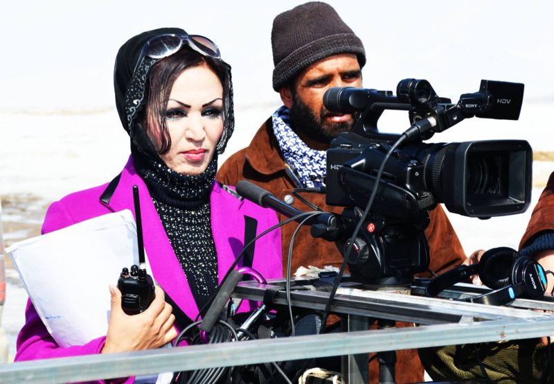 حمله مسلحانه طالبان به فیلمساز زن مشهور افغان! 1