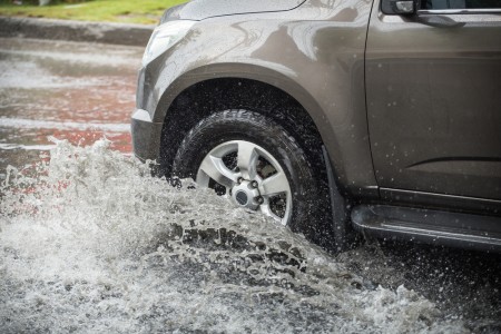 راههای تشخیص و جلوگیری از آب سواری یا لیز خوردن خودرو در باران 1