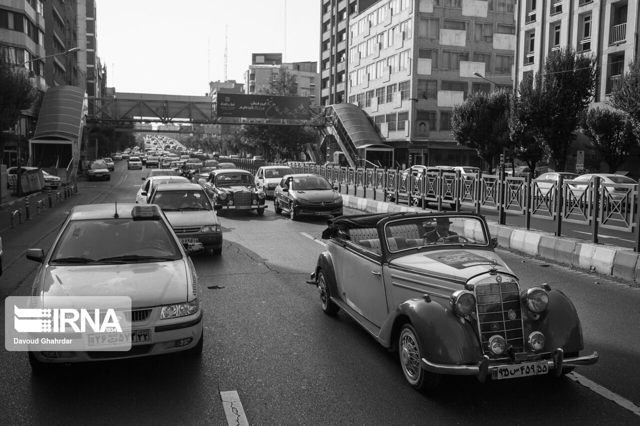 حرکت خودروهای کلاسیک در خیابان‌های تهران 1