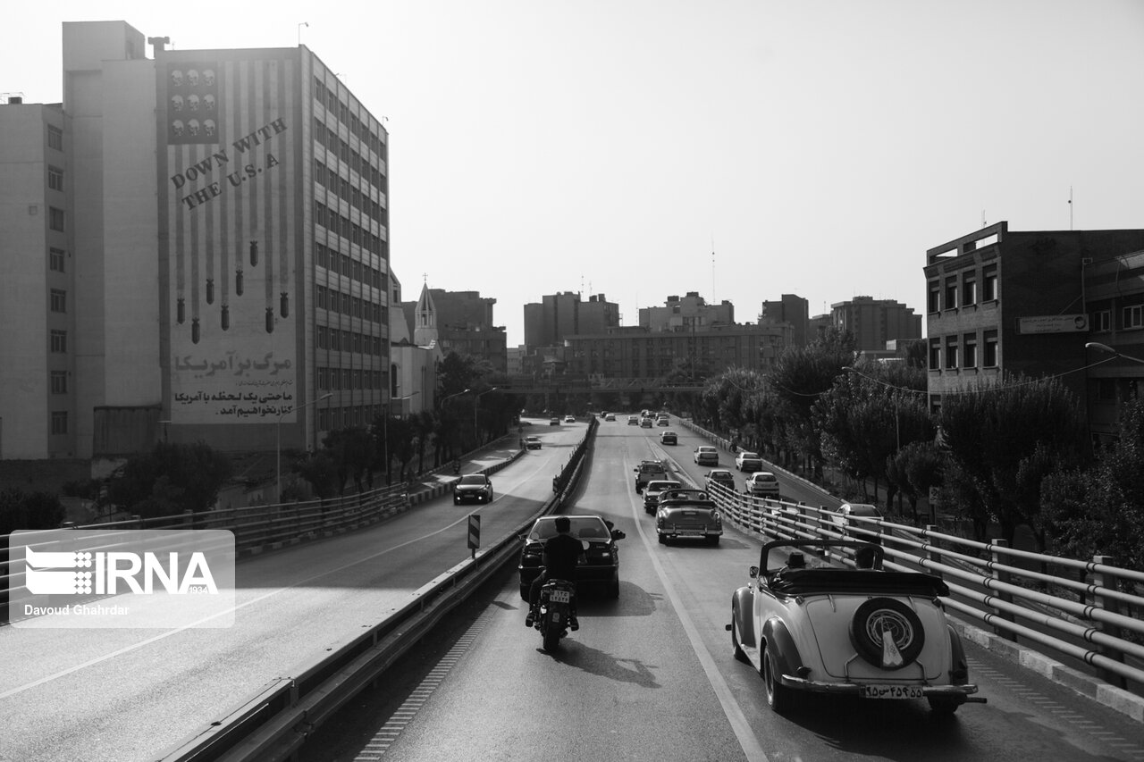 حرکت خودروهای کلاسیک در خیابان‌های تهران 1