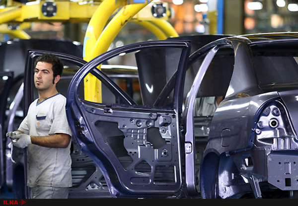 فروش ۶۰ درصد خودروهای خریداری شده در بازار آزاد/ شرکت‌های خودروساز محصولات جدید ارائه 
