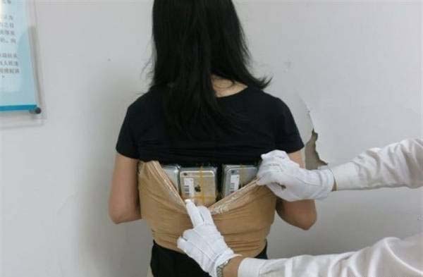 جاسازی 102 گوشی روی بدن این زن قاچاقچی (عکس) 