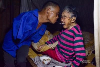 کشاورز معلول که از مادر 91ساله خود هم  نگهداری می کند 1