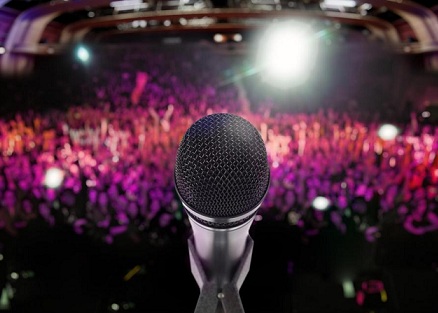 خواننده ایرانی برای صندلی های خالی کنسرت برگزار می کند! 1