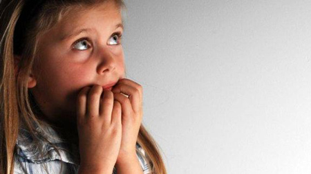 عواقب ترساندن کودک چیست و برخورد والدین هنگام مواجه با ترس کودک چگونه باید باشد؟ 1