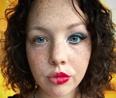 مبارزه ی زنان با آرایش در اقدامی جالب 